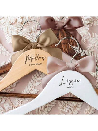 1 قطعة شماعة خشب صلب، شماعات عروس مخصصة لفستان الزفاف، شماعة خشبية منقوشة باسم مخصص لفتاة الزهور، وصيفة العروس، هدايا الخادمة للشرف، متعددة الاستخدامات، متينة، مضادة للعفن، زخرفية، قابلة لإعادة الاستخدام، راقية، عصرية، ذات جودة عالية، جميلة، مخصصة، فريدة