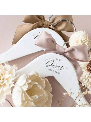 1 قطعة شماعة خشب صلب، شماعات عروس مخصصة لفستان الزفاف، شماعة خشبية منقوشة باسم مخصص لفتاة الزهور، وصيفة العروس، هدايا الخادمة للشرف، متعددة الاستخدامات، متينة، مضادة للعفن، زخرفية، قابلة لإعادة الاستخدام، راقية، عصرية، ذات جودة عالية، جميلة، مخصصة، فريدة