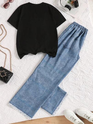 مجموعة من قطعتين للبنات المراهقات، تتكون من بلوزة تيشرت أسود أكمام قصيرة بفيونكة وبنطلون جينز ذو قصة ساق واسعة