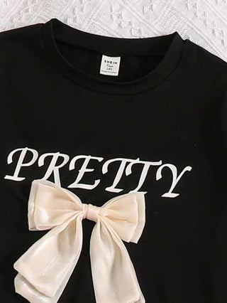 مجموعة من قطعتين للبنات المراهقات، تتكون من بلوزة تيشرت أسود أكمام قصيرة بفيونكة وبنطلون جينز ذو قصة ساق واسعة