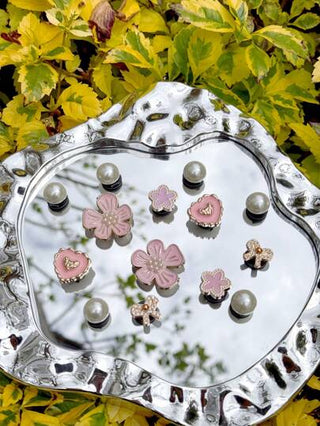 14 قطعة (وردي لؤلؤي، قلوب، وشريط ذهبي مرصع بالراين، شبه دائرة من اللؤلؤ) مشابك أحذية، إكسسوارات زخرفية DIY، مناسبة لأحذية النساء كالكعال و الشبشب والحقائب الشاطئية ،هدية رائعة لمناسبات عيد الميلاد و الهالوين والأعياد