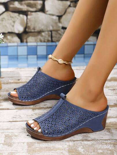 صنادل نسائية مريحة خفيفة الوزن ذات كعب سميك مفرغ الضبابي مناسبة للخارج والشاطئ مع بداية مفتوحة ، باعتبارها إصدارات جديدة لعام 2025