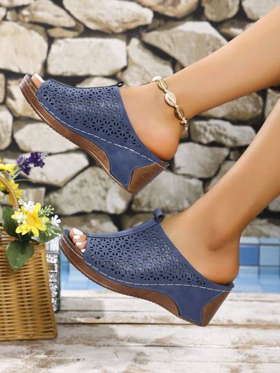 صنادل نسائية مريحة خفيفة الوزن ذات كعب سميك مفرغ الضبابي مناسبة للخارج والشاطئ مع بداية مفتوحة ، باعتبارها إصدارات جديدة لعام 2025