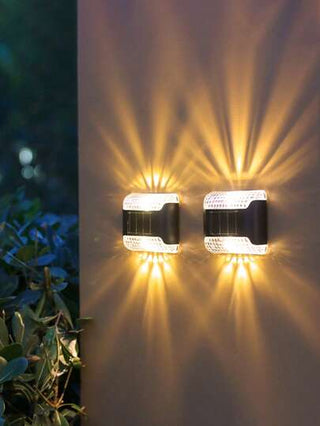 4 قطعة ضوء جداري شمسي متوجه لأعلى وأسفل ذو انكسار، ضوء LED شمسي جداري متوجه لأعلى وأسفل، خيارات الضوء الأصفر/الأبيض، مناسب للأرصفة والأسوار والجدران والحدائق والساحات الخلفية، التحكم بحساس الضوء (تعمل بطاقة شمسية)