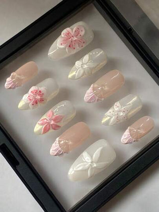 10 قطعة من الأظافر الجميلة المصنوعة يدويا بنمط فرنسي، بشكل لوز، ذات لون أبيض قاعدي، مزينة بأزهار وصدف مشكلة بالضغط باليد، يدوية خالصة، قابلة للإزالة وإعادة الاستخدام، مناسبة للفتيات والنساء في الاستخدام اليومي والأعياد والحفلات والزفاف، مع صمغ جيلي...