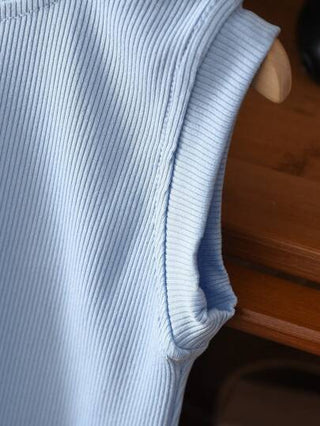 تيشيرتات بناتي 3 قطع للبنات الصغيرات تشمل: صدرية متضفرة بلون واحد ، وبنطلون كاروهات أزرق وأبيض ، وحقيبة مناسبة للعب الخارجي أو العطلات في الصيف