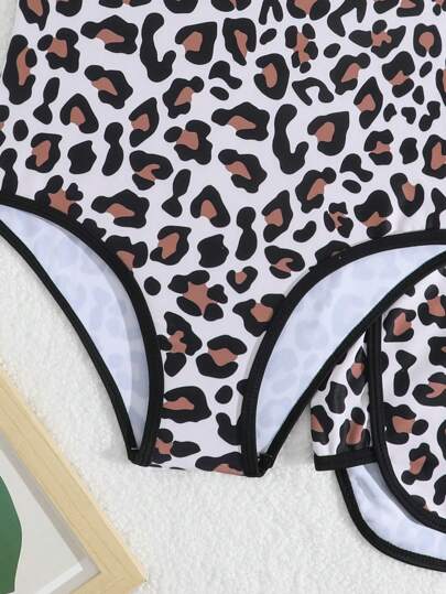 SHEIN بدلة سباحة قطعة واحدة من نمط فهد بكشكشات مع شورت مطبوع بشكل عشوائي للفتيات المراهقات