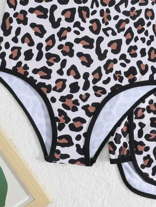 SHEIN بدلة سباحة قطعة واحدة من نمط فهد بكشكشات مع شورت مطبوع بشكل عشوائي للفتيات المراهقات