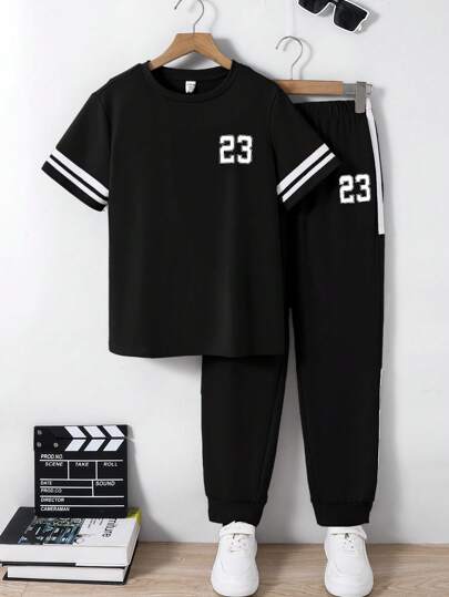 SHEIN طقم تي شيرت كم قصير رقبة طاقم وسروال جوغر مزود بطبعات متباينة للأولاد المراهقين ، طقم ملابس كاجوال قطعتين