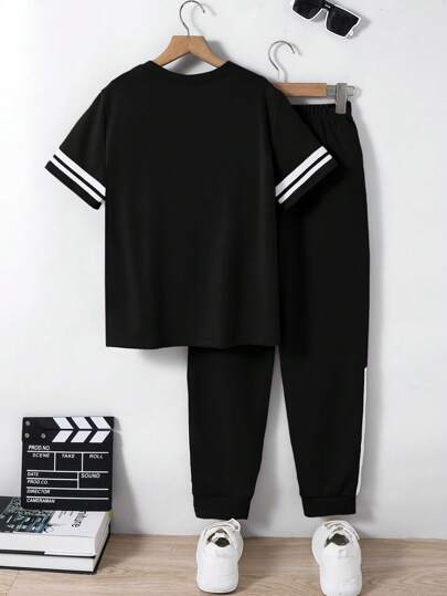 SHEIN طقم تي شيرت كم قصير رقبة طاقم وسروال جوغر مزود بطبعات متباينة للأولاد المراهقين ، طقم ملابس كاجوال قطعتين
