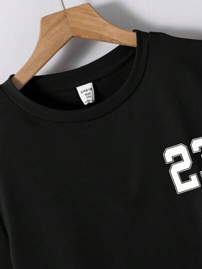 SHEIN طقم تي شيرت كم قصير رقبة طاقم وسروال جوغر مزود بطبعات متباينة للأولاد المراهقين ، طقم ملابس كاجوال قطعتين