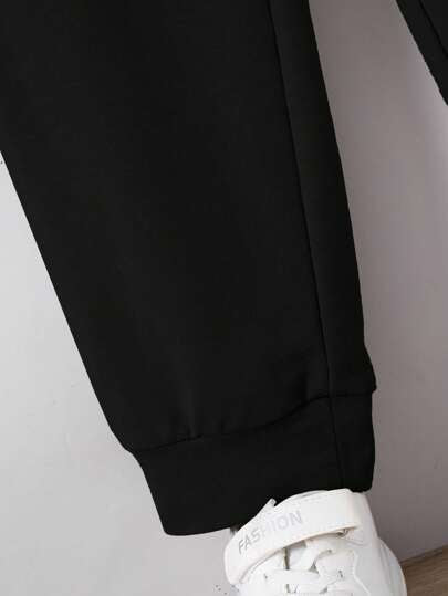 SHEIN طقم تي شيرت كم قصير رقبة طاقم وسروال جوغر مزود بطبعات متباينة للأولاد المراهقين ، طقم ملابس كاجوال قطعتين