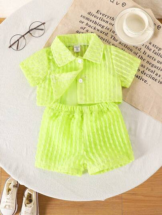 SHEIN Genkimix Kids مجموعة بدل مكونة من 3 قطع للبنات الصغيرات، قميص قصير من نسيج ملمسي وشورت + بدلة قصيرة، مناسبة للاستخدام اليومي في الصيف
