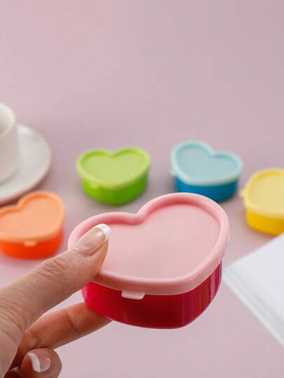 مجموعة 5 حاويات تخزين بشكل قلب مصنوعة من البلاستيك - محكمة الغلق ومانعة للتسرب ، قابلة لإعادة الاستخدام ، آمنة للاتصال بالأطعمة، متعددة الأغراض لتنظيم المواد الغذائية والتوابل - يمكن غسلها باليد - صناديق حافظة للمطبخ والمؤن - مثالية لترتيب المنزل والهدايا