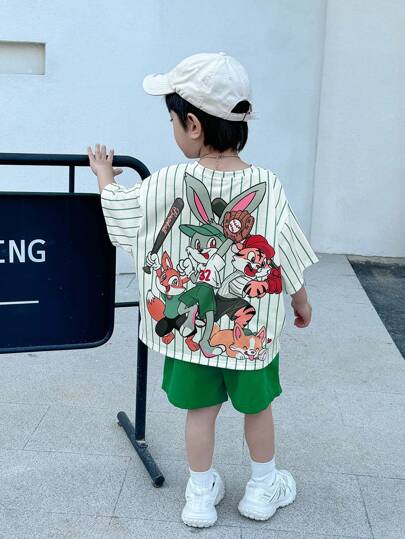 SHEIN مجموعة 2 قطعة للأولاد الصغار الشوارع العادية، تي شيرت بأكمام قصيرة رقبة دائرية وسروال أزرق قصير مع طباعات كرتونية محببة، مناسب للرياضة والربيع والصيف