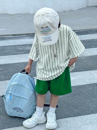 SHEIN مجموعة 2 قطعة للأولاد الصغار الشوارع العادية، تي شيرت بأكمام قصيرة رقبة دائرية وسروال أزرق قصير مع طباعات كرتونية محببة، مناسب للرياضة والربيع والصيف