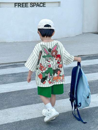 SHEIN مجموعة 2 قطعة للأولاد الصغار الشوارع العادية، تي شيرت بأكمام قصيرة رقبة دائرية وسروال أزرق قصير مع طباعات كرتونية محببة، مناسب للرياضة والربيع والصيف