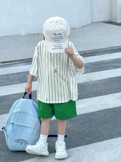 SHEIN مجموعة 2 قطعة للأولاد الصغار الشوارع العادية، تي شيرت بأكمام قصيرة رقبة دائرية وسروال أزرق قصير مع طباعات كرتونية محببة، مناسب للرياضة والربيع والصيف