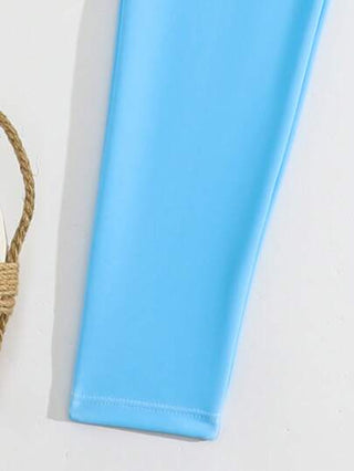 مايوه أولادي بدلة سباحة قطعة واحدة بأكمام طويلة مطبوعة برسوم أحرف وأسد للأولاد الصغار، بطبعات مركزية في المقدمة، وطبعات عشوائية على الأكمام