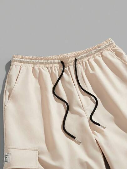 Manfinity Homme بناطيل كارجو رجالية فضفاضة ذات رباط خصر مع تصميم بطبعة الحرف