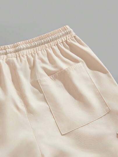 Manfinity Homme بناطيل كارجو رجالية فضفاضة ذات رباط خصر مع تصميم بطبعة الحرف