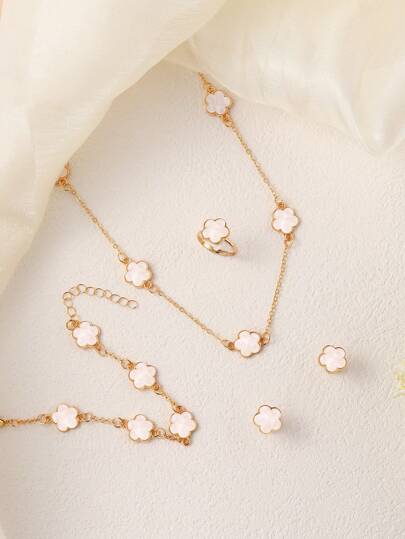 طقم مجوهرات نسائي مكون من: 1 قلادة بتعليقة أربع ورقات البرسيم البسيطة، 1 سوار، 1 زوج أقراط، باعتباره هدية