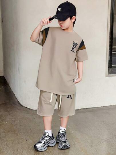 SHEIN مجموعة من تي شيرت كمان اكم قصير وشورت خصر مطاطي، مناسبة للمراهقين، من قماش ناعم مريح، بطبعات ألوان متباينة، مناسبة للربيع والصيف والخريف، لارتداء اليومي، الأنشطة الخارجية، المدرسة، نمط الشارع، الحفلات والترفيه