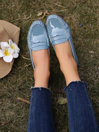 أحذية نسائية رياضية بشكل دائري ولسان بيني، مقاسات كبيرة، طلاء ذو لمعان، لون سادة، مرنة، مناسبة لجميع المواسم، تصميم بسيط، أحذية من البولي يوريثان في الأعلى، بطانة قماشية، نعل من مطاط TPR ، بدون بريق، يمكن غسلها باليد أو تنظيفها جاف احترافي