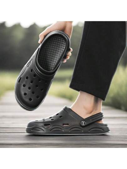 صنادل صيفية 2025 جديدة للرجال قابلة للتنفس، صنادل شاطئية كاجوال خارجية مضادة للانزلاق مع نعل سميك