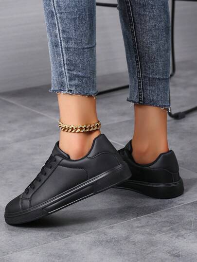 أحذية رياضية صيفية جديدة للنساء منفذة للهواء، أحذية لوح مسطحة عصرية متعددة الاستخدامات للطالبات باللون الأسود، على الطراز الكوري