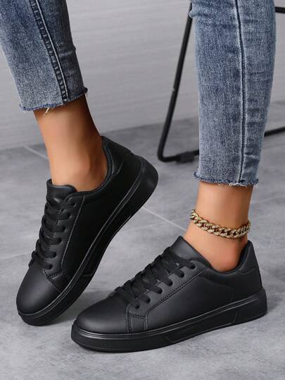 أحذية رياضية صيفية جديدة للنساء منفذة للهواء، أحذية لوح مسطحة عصرية متعددة الاستخدامات للطالبات باللون الأسود، على الطراز الكوري