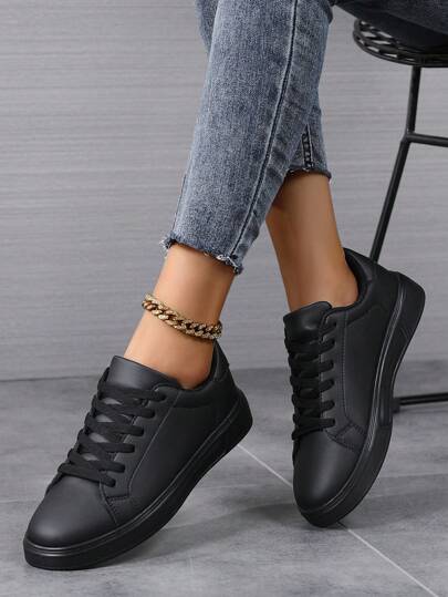 أحذية رياضية صيفية جديدة للنساء منفذة للهواء، أحذية لوح مسطحة عصرية متعددة الاستخدامات للطالبات باللون الأسود، على الطراز الكوري