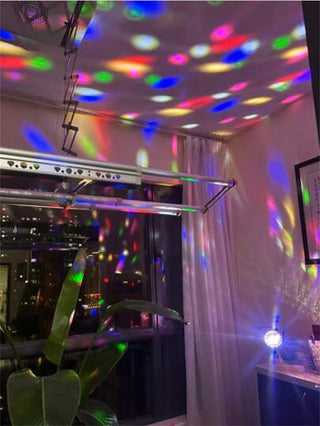 1 كرة خفيفة ديسكو RGB بريموت كنترول - 7 طرق, مثالية للحفلات, عيد الهالوين, عيد الميلاد! تعمل بالطاقة من منفذ USB