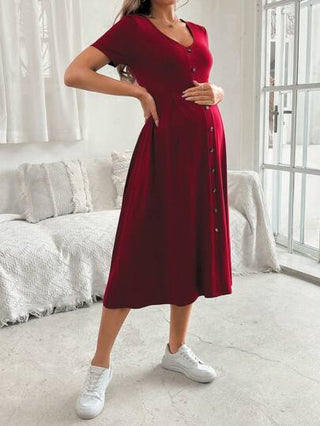 فستان حمل أنيق مع ياقة على شكل حرف V وأكمام قصيرة بتصميم واسع في الأسفل وزخرفة أزرار، مناسب للصيف