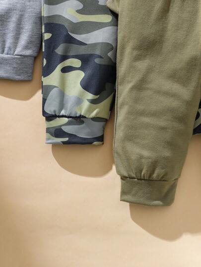 SHEIN 4 قطع من بنطلونات أساسية يومية متنوعة للأطفال الصغار، مطبوع بطبعة قرن 3D واستخدام الأشكال العسكرية الأخضر والتعددية في الألوان، من قماش محبوك ناعم ومريح، مناسب للارتداء اليومي والأنشطة الخارجية والمنزلية والرياضة خلال جميع الفصول