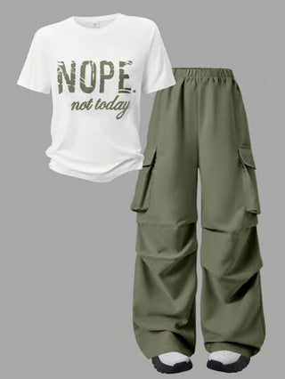 2 قطعة/طقم تي شيرت بطباعة حرف وبياقة مستديرة مع بنطلون كارجو، طراز ملابس كاجوال ستريتوير للمراهقات
