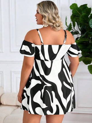 SHEIN CURVE+ مجموعتين من ملابس السباحة للمرأة ذات الحجم الكبير، تصميم محافظ مطرز ذو طبعة مجردة وأمام متقاطع