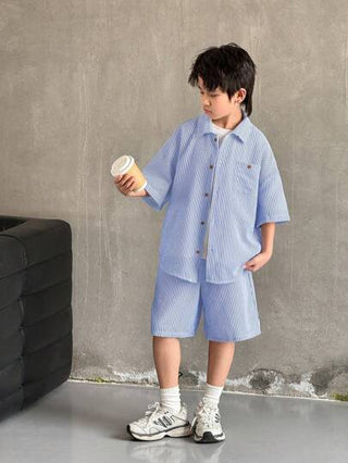 مجموعة من قميص وشورت رياضي كاجوال للأولاد المراهقين، مكونة من قطعتين، مع تصميم مريح وخطوط نسيج وياقة مرتدة للأعلى، مناسبة لملابس الأطفال، ملابس الأولاد الصغار، مجموعات مدرسية، أعياد الميلاد، المناسبات المسائية، الحفلات، الزواج، المعمودية والتخرج المدرسي.