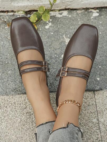 أحذية مارى جين الحجم الكبير للنساء بطراز قديم، موضة جديدة بلون بني مزدوجة الإبزيم ذات العنق المنخفض بتصميم مربع للأصبع وكعب مسطح كاجوال قابلة للارتداء، مريحة بنعل طري لأغراض العمل والحفلات