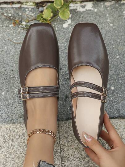 أحذية مارى جين الحجم الكبير للنساء بطراز قديم، موضة جديدة بلون بني مزدوجة الإبزيم ذات العنق المنخفض بتصميم مربع للأصبع وكعب مسطح كاجوال قابلة للارتداء، مريحة بنعل طري لأغراض العمل والحفلات