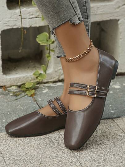 أحذية مارى جين الحجم الكبير للنساء بطراز قديم، موضة جديدة بلون بني مزدوجة الإبزيم ذات العنق المنخفض بتصميم مربع للأصبع وكعب مسطح كاجوال قابلة للارتداء، مريحة بنعل طري لأغراض العمل والحفلات