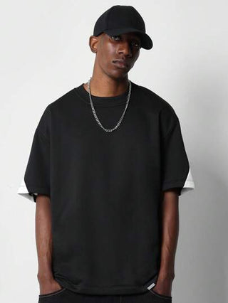 SUMWON قميص جرافيك كاجوال بطباعة خلفية أوفر سايز بشعار الألوان الرياضية بأسلوب فارسيتي للموضة الحضرية للشارع في برووكلين