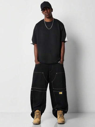 SUMWON قميص جرافيك كاجوال بطباعة خلفية أوفر سايز بشعار الألوان الرياضية بأسلوب فارسيتي للموضة الحضرية للشارع في برووكلين