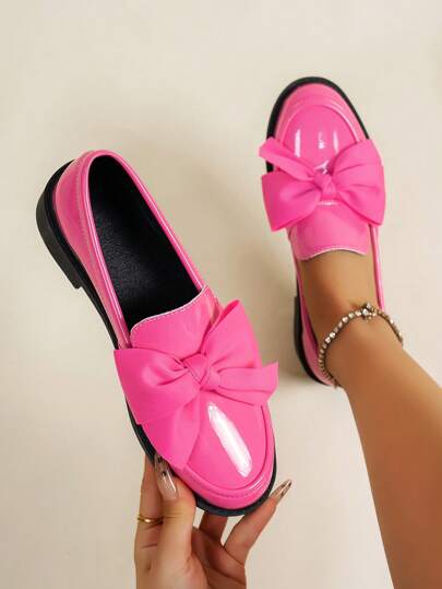 أحذية أوكسفورد حريمي أحذية نسائية كاجوال متعددة الوظائف باستخدام مواد مرآة وتزيين فيونكة ذات كعب منخفض، بطراز بريطاني أنيق رجعي، مريحة وناعمة ذات كعب متوسط، لون أسود براق ، موديل ربيع/صيف وخريف/شتاء 2025 الجديد