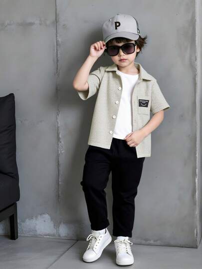 SHEIN Genkimix Kids طقم أولادي من البنطلون والقميص القصير مع الشارات