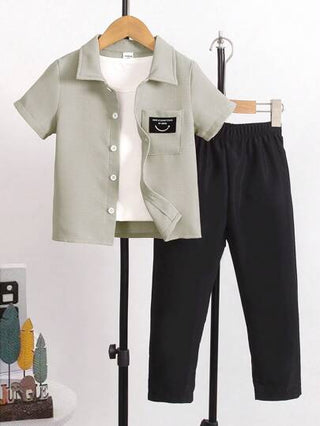 SHEIN Genkimix Kids طقم أولادي من البنطلون والقميص القصير مع الشارات