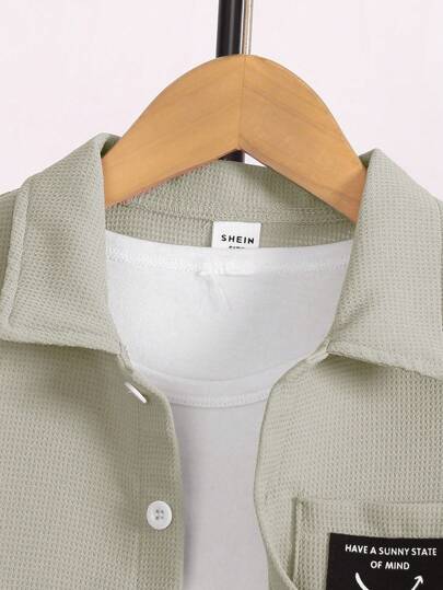 SHEIN Genkimix Kids طقم أولادي من البنطلون والقميص القصير مع الشارات