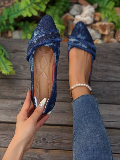 حذاء كاجوال مريح للنساء ذو تصميم انزلاقي مسطح من الجينز الفاتح للمقاسات الكبيرة