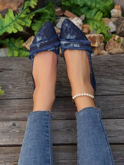 حذاء كاجوال مريح للنساء ذو تصميم انزلاقي مسطح من الجينز الفاتح للمقاسات الكبيرة