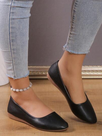 أحذية نسائية سوداء كاجوال مريحة ومنبسطة بسطح ناعم وتصميم مضاد للإرهاق، مناسبة للمقابلات والملابس الرسمية للعمل، يمكن إقرانها بسهولة مع الزي الرسمي